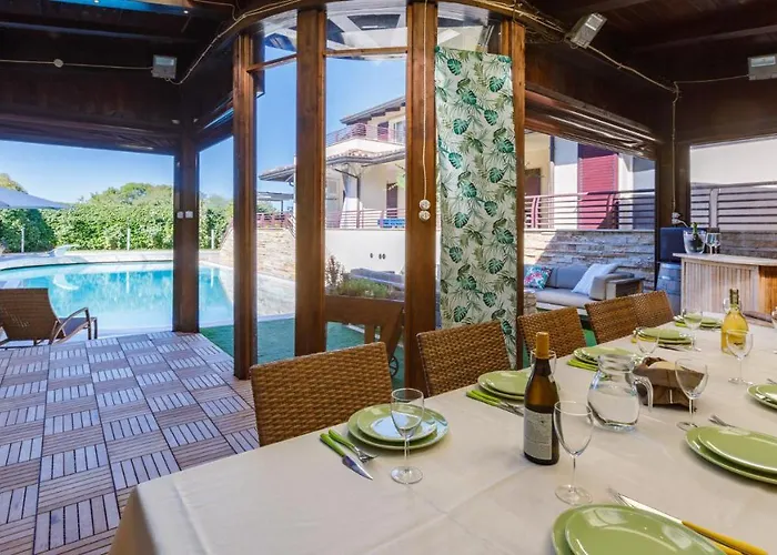 Alais 8, Emma Villa *