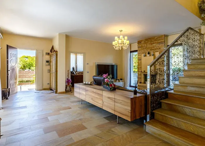 Alais 8, Emma 빌라