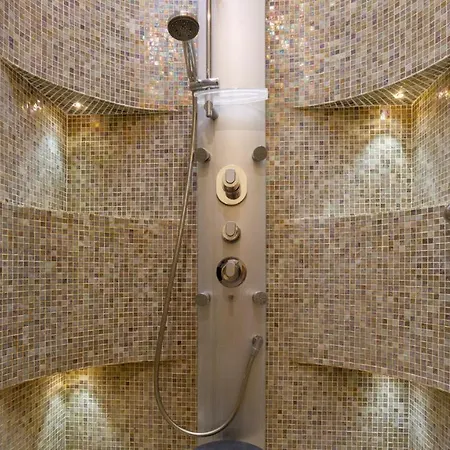 Alais 8, Emma Villa Rimini