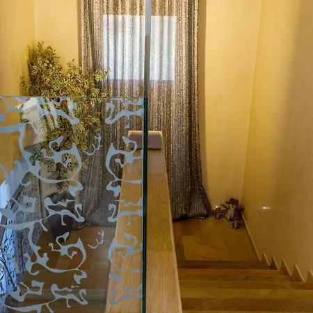 Alais 8, Emma Villa *