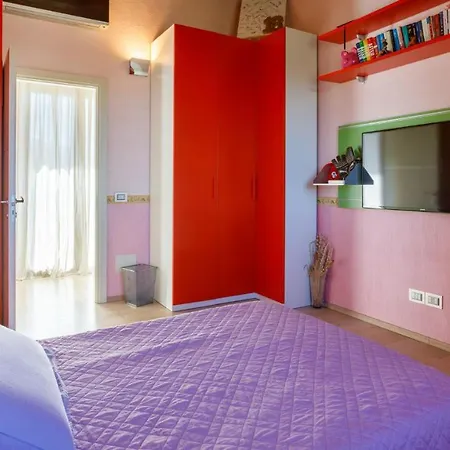 Alais 8, Emma Villa *