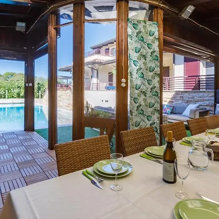 Alais 8, Emma Villa *