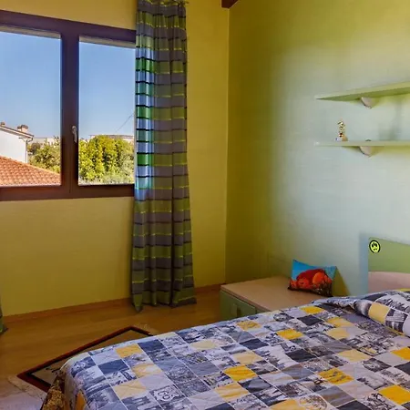 Alais 8, Emma Villa *