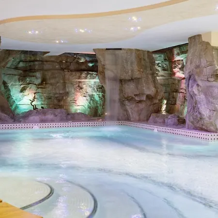 Alais 8, Emma Villa Rimini