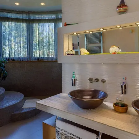 Alais 8, Emma Villa Rimini