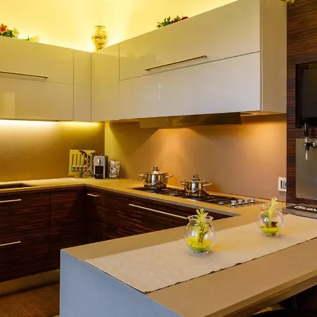 Alais 8, Emma Villa Rimini