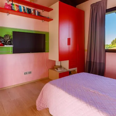 Alais 8, Emma Villa *