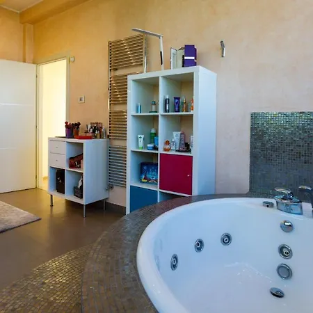 Alais 8, Emma Villa *