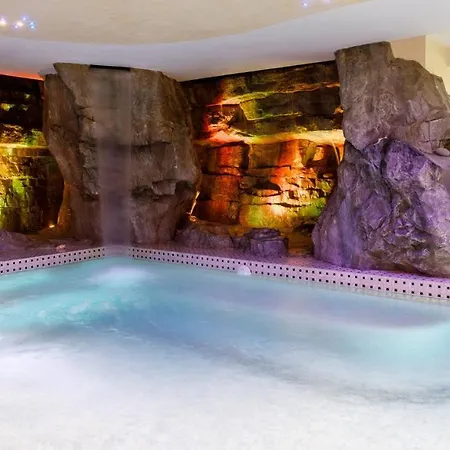 Alais 8, Emma Villa *