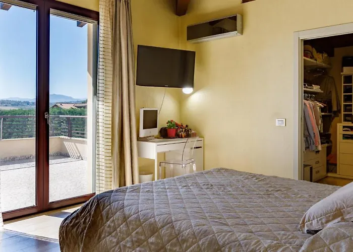 Alais 8, Emma Villa Rímini