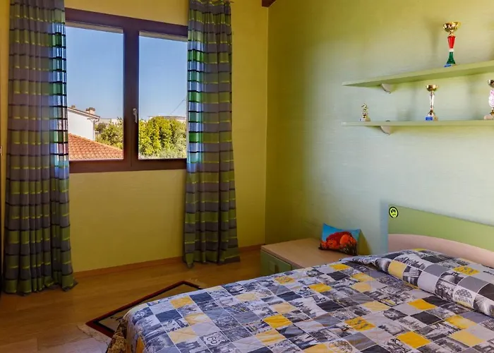 Alais 8, Emma Villa *