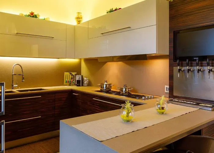 Alais 8, Emma Villa Rimini