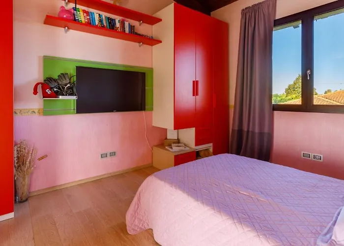 Alais 8, Emma Villa *