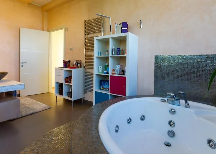 Alais 8, Emma Villa *